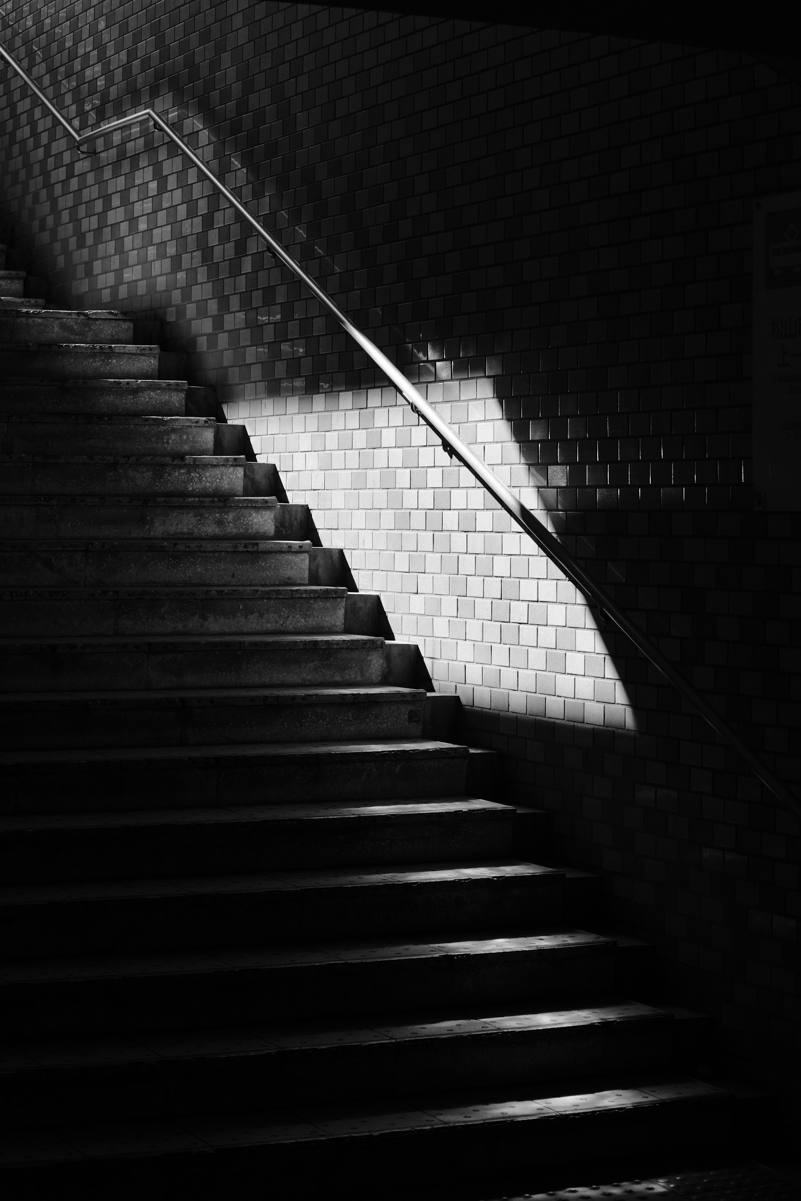 Escalera ascendente en blanco y negro
